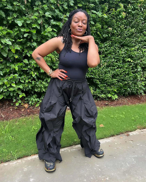 Pantalon cargo femme en trois couleurs : beige, noir et gris, avec un haut ajusté, présenté dans un style streetwear.