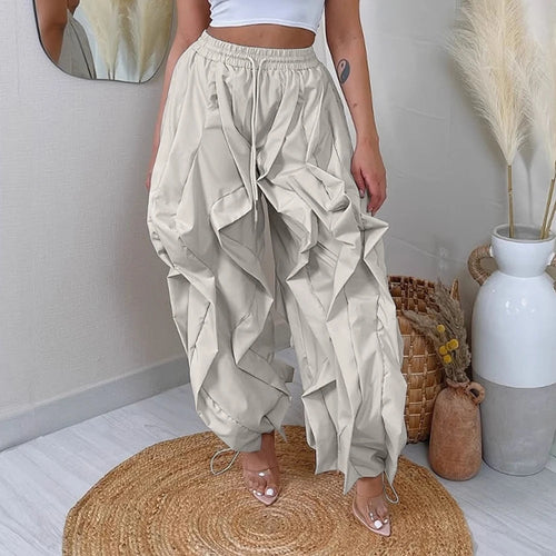 Pantalon cargo femme en trois couleurs : beige, noir et gris, avec un haut ajusté, présenté dans un style streetwear.