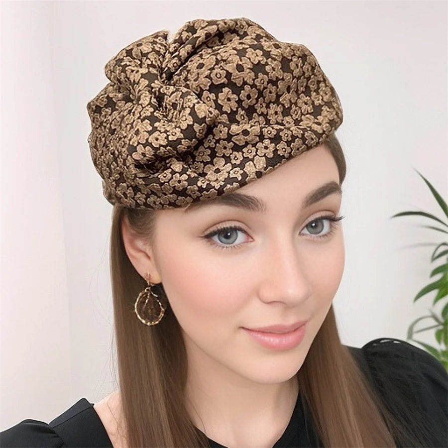 Chapeau Haut de Forme Femme en tissu marron avec fleurs, accessoire élégant pour une tenue rétro.