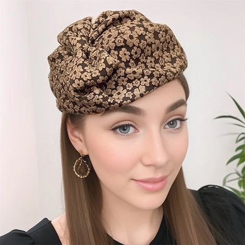 Chapeau Haut de Forme Femme en tissu marron avec fleurs, accessoire élégant pour une tenue rétro.