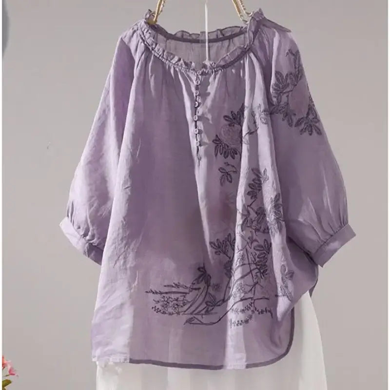T-shirt femme col volanté et boutons – Broderie Vintage, blouse violette avec volants et motifs floraux.