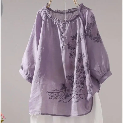 T-shirt femme col volanté et boutons – Broderie Vintage, blouse violette avec volants et motifs floraux.