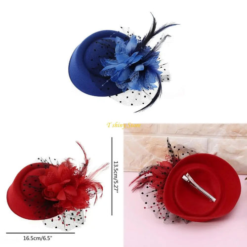 Fascinator Femme à Voile – Chapeau cocktail bleu et rouge avec fleurs et plumes décoratives.