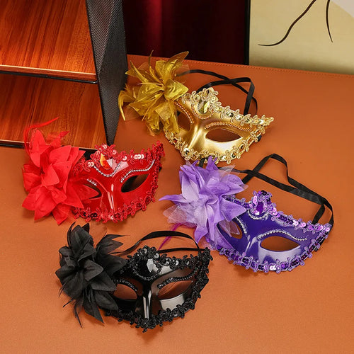 Masque de mascarade fleurs & strass porté par une femme avec des décorations florales et strass, parfait pour une soirée.