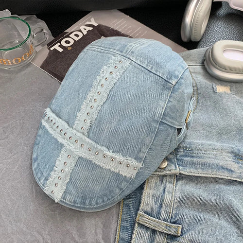 Casquette Denim Noir Femme avec rivets en style Y2K, délavée et vintage, portée par une femme.