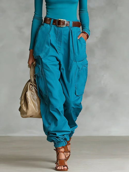 Pantalon femme taille haute amplement décontracté, porté avec un haut moulant et des sandales, parfait pour un style chic.