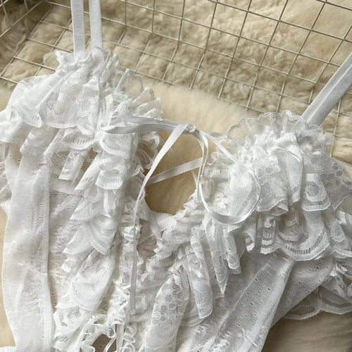 Robe courte dentelle à volants en noir avec volants et dos nu, élégante et parfaite pour les soirées.