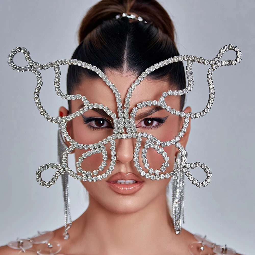 Voile masque papillon strass femme worn by model, showcasing its intricate design and elegance for masquerade events.