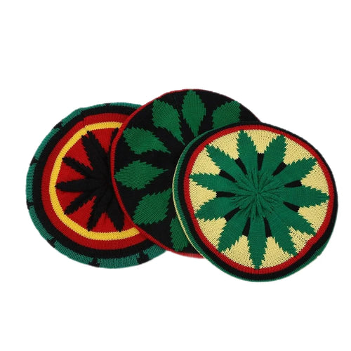 Béret Tricoté Rasta Rayé porté par une femme, avec motifs colorés, bonnet ample pour l'automne et l'hiver.