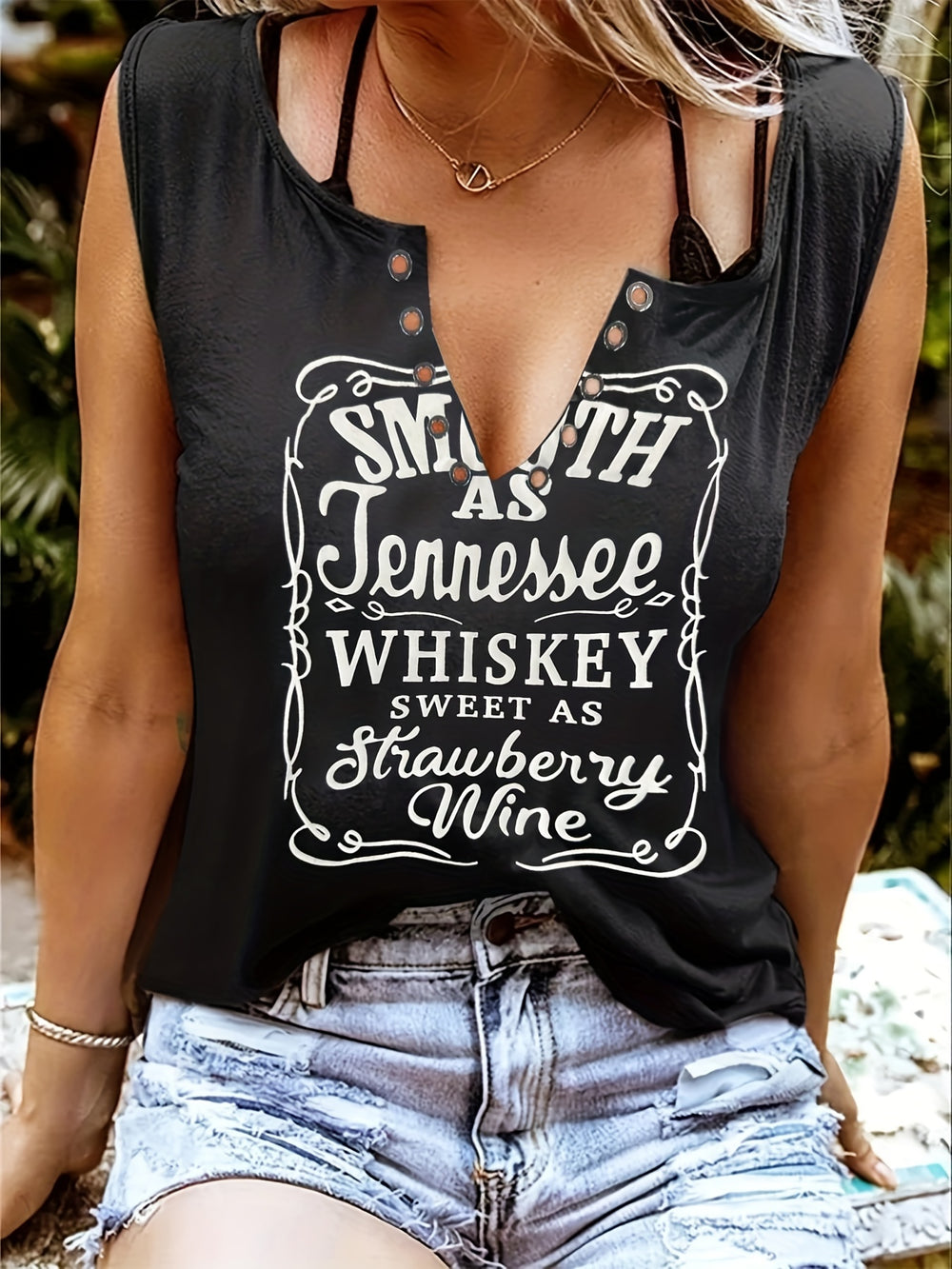 Débardeur country col V "Smooth as Tennessee Whiskey" - Sans manches sexy avec détail bague